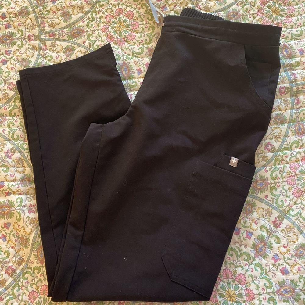 Women’s Fig scrub pants size medium petite